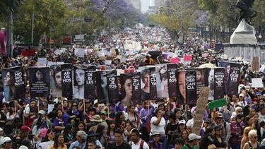Mujeres marchando durante el D&iacute;a Internacional de la Mujer en Ciudad de M&eacute;xico, el domingo 8 de marzo de 2020. Las protestas contra la violencia de g&eacute;nero en M&eacute;xico se intensificaron en los &uacute;ltimos a&ntilde;os en medio de un aumento de los asesinatos de mujeres y ni&ntilde;as.&nbsp;