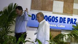 Humberto de la Calle, jefe negociador del gobierno colombiano en los diálogos de paz con las Fuerzas Armadas Revolucionarias de Colombia, arriba a una nueva ronda de conversaciones en La Habana, Cuba, el viernes 24 de octubre de 2014.(AP)