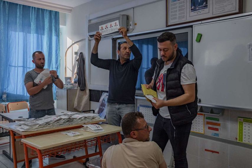 Los funcionarios electorales cuentan las papeletas en un colegio electoral en Antakya el 14 de mayo de 2023, después de que cerraran las urnas en la primera vuelta de las elecciones presidenciales y parlamentarias de Turquía.    
