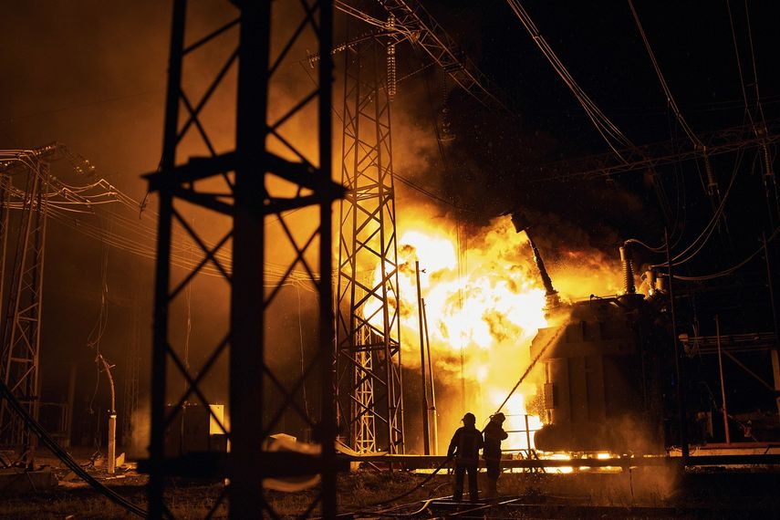 Bomberos ucranianos combaten un incendio tras un ataque de cohete ruso a una central eléctrica en Járkiv, Ucrania, el domingo 11 de septiembre de 2022. El ataque dejó sin electricidad a las regiones de Járkiv y Donetsk.&nbsp;