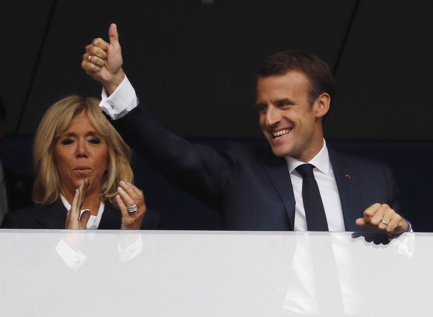 El presidente francés Emmanuel Macron&nbsp; junto a su esposa durante la ceremonia inaugural de la final.