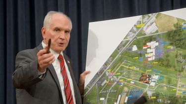 El congresista republicano Mike Kelly muestra un mapa durante la primera audiencia pública de un grupo de trabajo congresual bipartidista que investiga los intentos de asesinato al expresidente Donald Trump.