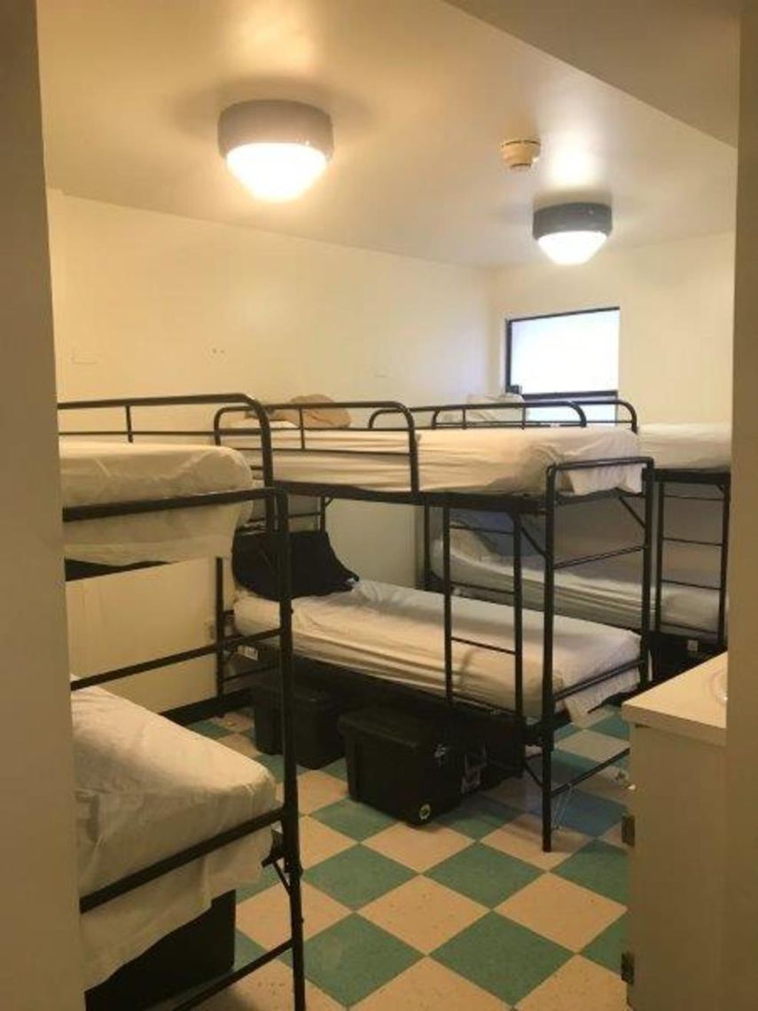 Uno de los espacios de dormitorios en el centro de detención.&nbsp;