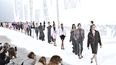 Modelos presentan creaciones para Chanel durante los desfiles de moda de la colección femenina Primavera-Verano 2020/2021 en París el 6 de octubre de 2020.&nbsp;