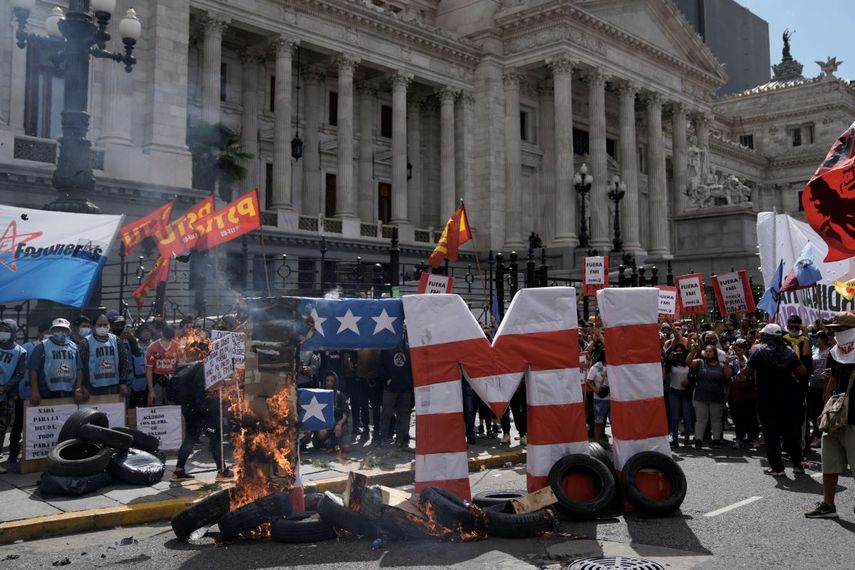 Letras que forman la sigla del Fondo Monetario Internacional ( FMI ) se incendian durante una protesta frente al Congreso mientras los diputados debaten una ley para ratificar un acuerdo del gobierno con el FMI para refinanciar unos 45.000 millones de dólares en deuda en Buenos Aires, Argentina, el jueves 10 de marzo de 2022.