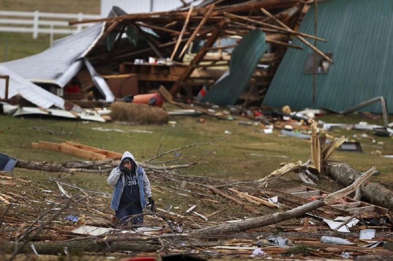 El número de muertos aumentó el domingo: al menos 80 personas fallecieron solo en Kentucky, anunció el gobernador del estado, Andy Beshear. Y pronosticó que "la cifra superará el centenar". 