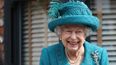 La reina Isabel II de Gran Bretaña visita el set de la serie Coronation Street, en Manchester, Inglaterra, el 8 de julio de 2021.