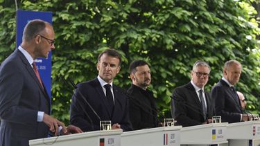 (De izquierda a derecha) El canciller alemán Friedrich Merz, el presidente francés Emmanuel Macron, el presidente ucraniano Volodymyr Zelensky, el primer ministro británico Keir Starmer y el primer ministro polaco Donald Tusk ofrecen una conferencia de prensa conjunta tras su reunión en la capital ucraniana, Kiev, el 10 de mayo de 2025, en medio de la invasión rusa a Ucrania.