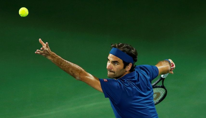 El tenista suizo Roger&nbsp;Federer&nbsp;sirve ante el español Fernando Verdasco durante el partido que enfrentó a ambos este miércoles en la segunda ronda del torneo ATP 500 de Dubai.&nbsp;