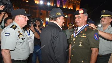 El dictador Daniel Ortega y el jefe del Ej&eacute;rcito de Nicaragua, Julio C&eacute;sar Avil&eacute;s condecoran al ministro de Defensa de Venezuela, Vladimir Padrino L&oacute;pez, sancionado por Estados Unidos por violaciones a los derechos humanos, durante la celebraci&oacute;n del 40 aniversario de la instituci&oacute;n armada. &nbsp;