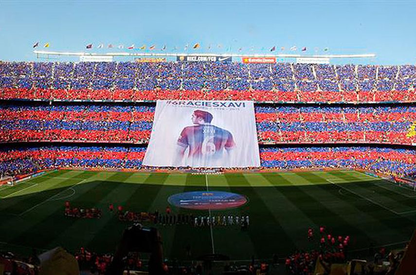 El público del Camp Nou mostró una imagen gigante de Xavi. (EFE)