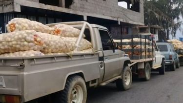 Varios vehículos hacen largas filas ante la escasez de combustible en Guárico, Venezuela.