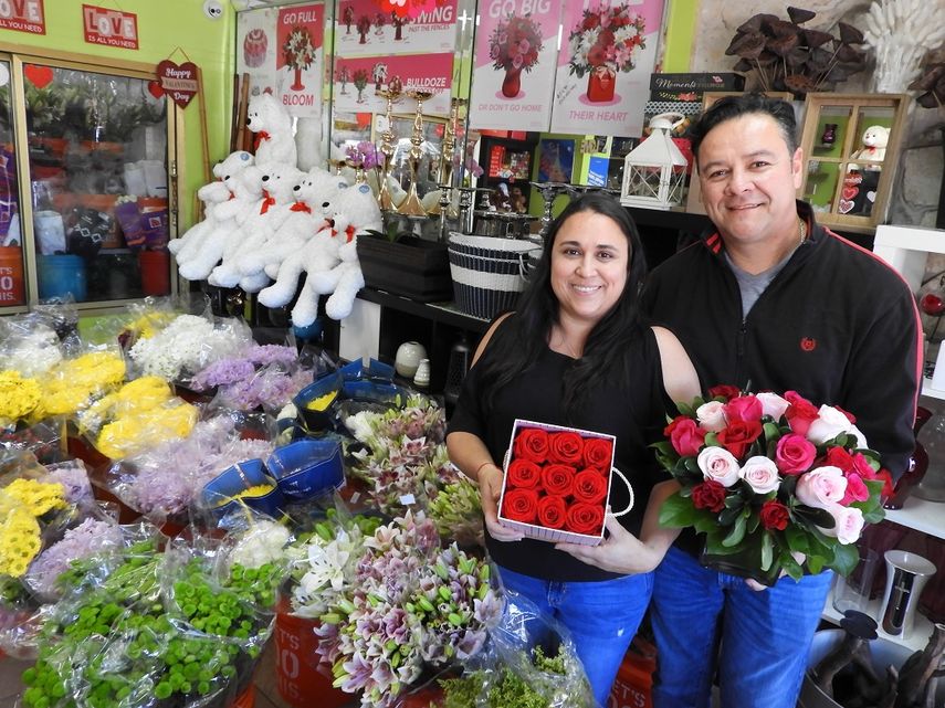Romina Orozco-Encio, gerente de Abbott Florist, junto a su esposo Fernando Orozco. 