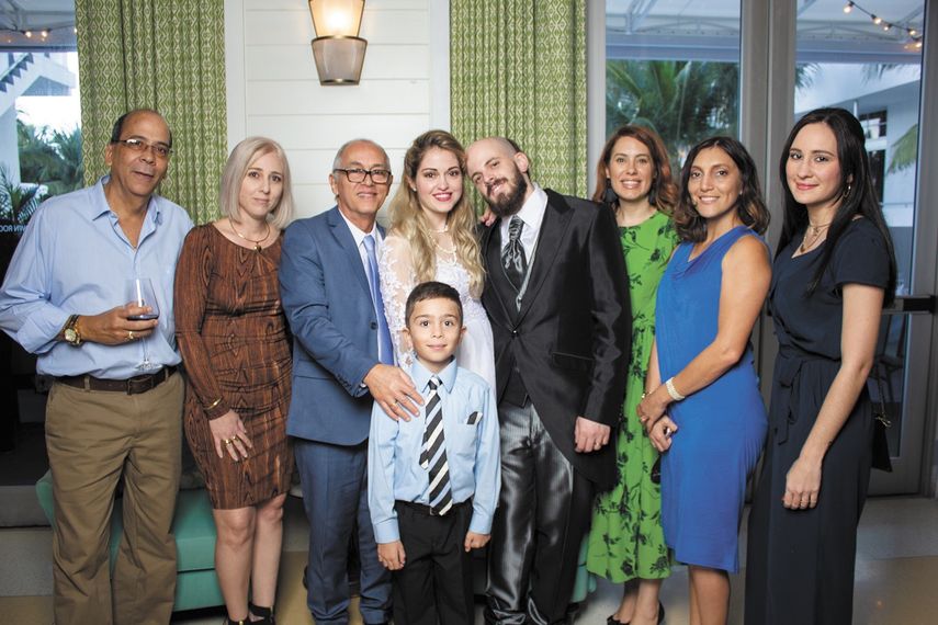 Javier Pagola, Liliam Delgado, Mario Delgado y los esposos, junto a Romina Ruiz, Betsabé Besañez, Chabeli Pagola y el pequeño Javy.