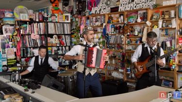El cantautor y acordeonista colombiano Gregorio presenta su álbum Hombre absurdo en el escenario Tiny Desk de NPR.