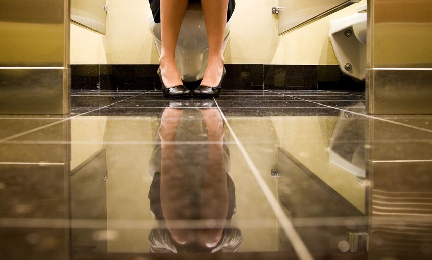 Un camarero guatemalteco&nbsp;colocó un teléfono móvil en el techo del baño de las mujeres con la intención de grabarlas en video.