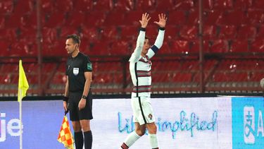 Cristiano Ronaldo, de la selección de Portugal, protesta durante el partido de la eliminatoria mundialista ante Serbia, disputado el sábado 27 de marzo de 2021 en Belgrado&nbsp;