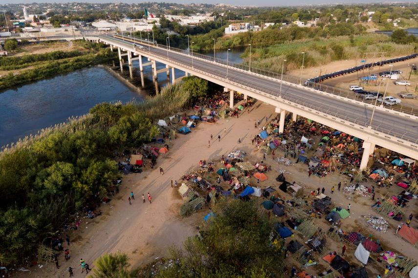 Migrantes mayormente haitianos acampados debajo del Puente Internacional de Del Río el 21 de septiembre del 2021.