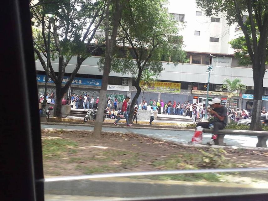 Extensas colas bajo el sol deben soportar los caraqueños por un pedazo de pan.&nbsp;