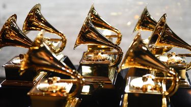 En esta foto de archivo tomada el 28 de enero de 2018, los trofeos de los Grammy se encuentran en la sala de prensa durante la 60 entrega anual de los premios en Nueva York.&nbsp;