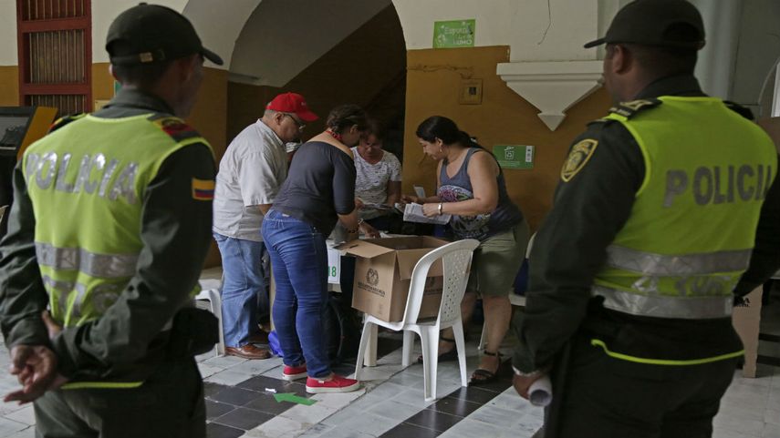Miembros de seguridad resguardan el momento del conteo de votos tras el cierre de colegios electorales&nbsp;