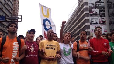 Estudiantes venezolanos en el inicio de las protestas en Caracas este Primero de Mayo.