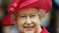 En esta foto de archivo tomada el 21 de abril de 2006, la reina Isabel II de Gran Bretaña sonríe mientras camina por Windsor High Street como parte de las celebraciones de su 80 cumpleaños.