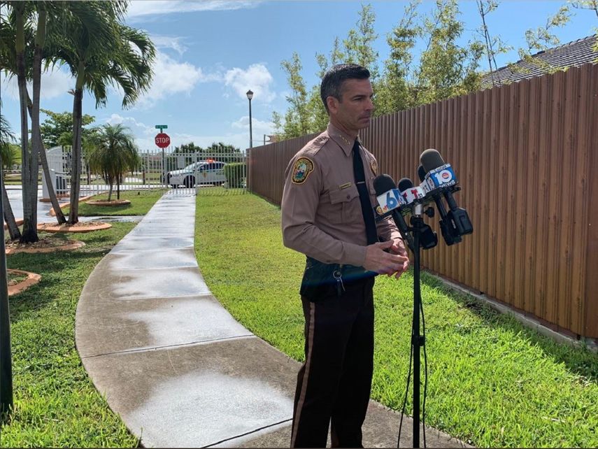 El director de la Policía de Miami-Dade, Juan Pérez, durante la rueda de prensa realizada horas después de hechos de violencia en los que estuvo involucrado un agente de ese Departamento.&nbsp;