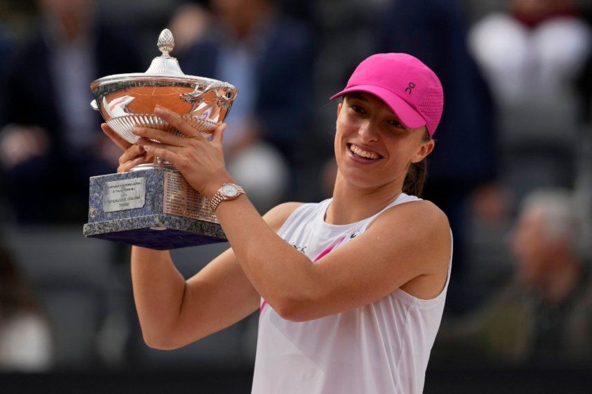 La polaca Iga Swiatek sostiene el trofeo de campeona del Abierto de Italia al vencer en la final a la bielorrusa Aryna Sabalenak el sábado 18 de mayo del 2024.
