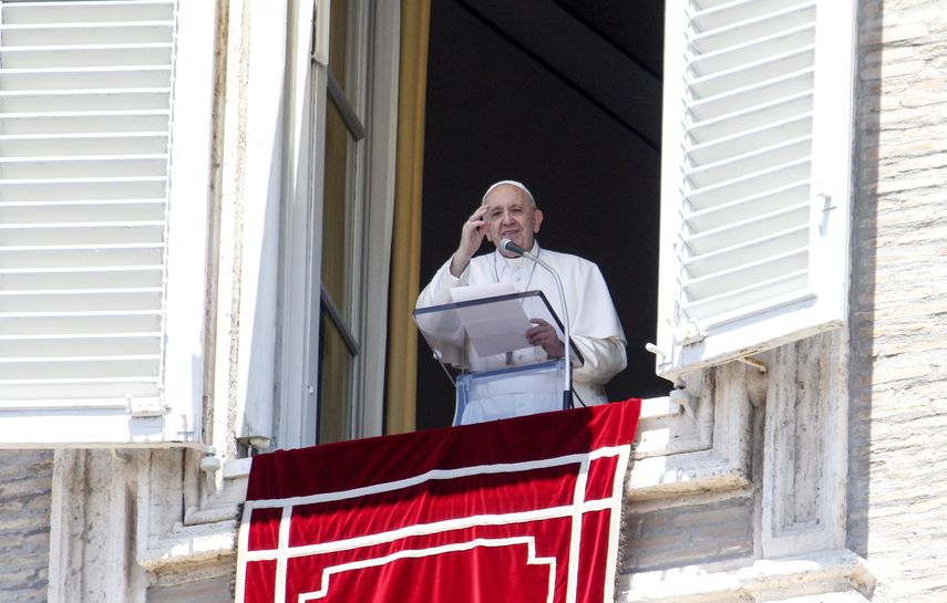 El papa Francisco saluda a feligreses desde la ventaja de su estudio con vista a la plaza de San Pedro en el Vaticano al terminar la oración del Angelus, el domingo 5 de julio de 2020. 