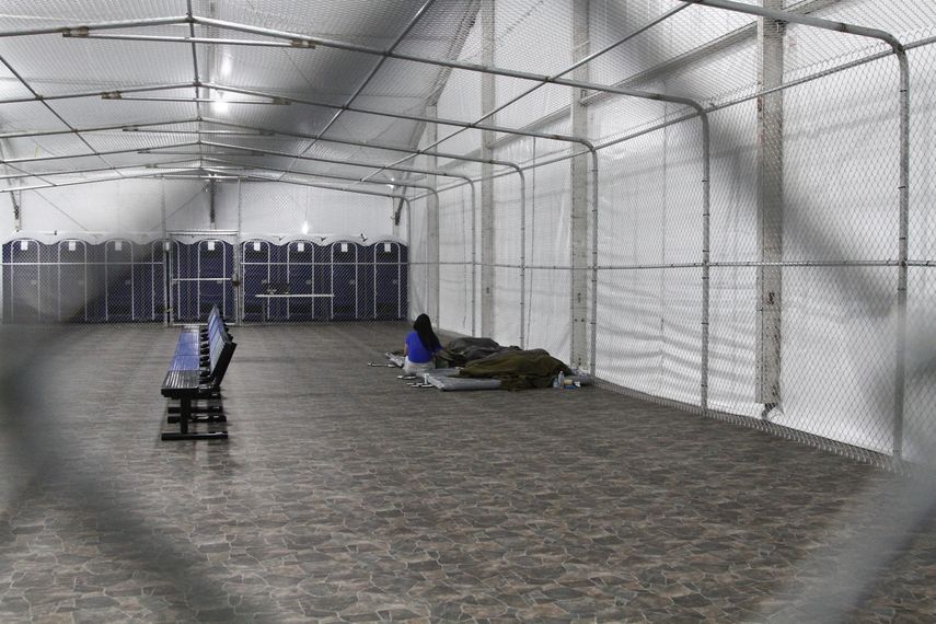 Migrantes detenidos en un área de carpas con aire acondicionado en un centro de la Patrulla Fronteriza en Tornillo, Texas, el jueves 15 de agosto de 2019.&nbsp;