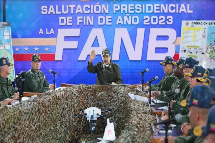 Nicolás Maduro (centro), pronunciando un discurso junto al ministro de Defensa venezolano, Vladimir Padrino López (izq.), durante una reunión con miembros de la Fuerza Armada Nacional Bolivariana (FANB) en Caracas, el 28 de diciembre de 2023.&nbsp;