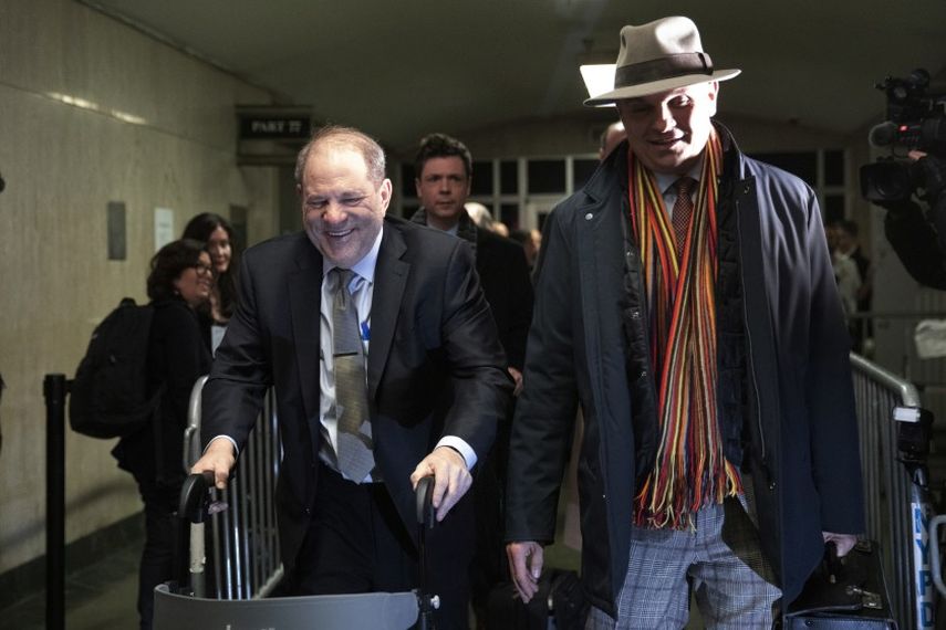 Harvey Weinstein, izquierda, sale de la corte con el abogado Arthur Aidala tras un día te testimonios en su juicio el 30 de enero de 2020 en Nueva York.&nbsp;