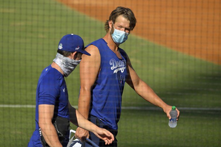 En foto del domingo 5 de julio de 2020 el pitcher de los Dodgers de Los Ángeles Clayton Kershaw y su compañero Walker Buehler en los entrenamientos de primavera. 