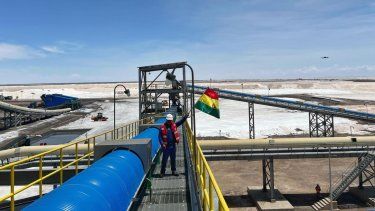 Bolivia inauguró este viernes su primera planta estatal de carbonato de litio en el Salar de Uyuni (suroeste).