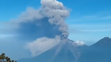 El volcán de Fuego, el más activo de Centroamérica y cercano a la capital de Guatemala, entró en erupción.