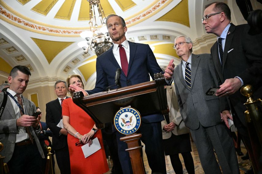 John Thune, el recién electo líder de la mayoría republicana en el Senado, en una conferencia de prensa.