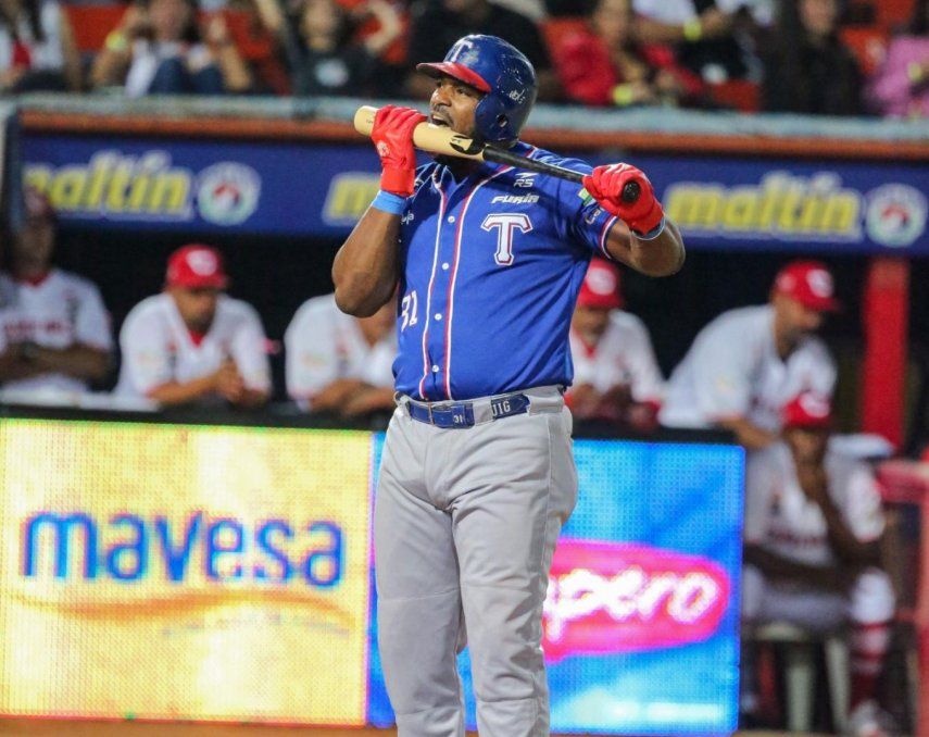 El cubano Yasiel Puig se prepara para batear por los Tiburones de La Guaira en la Liga Venezolana de Béisbol Profesional.