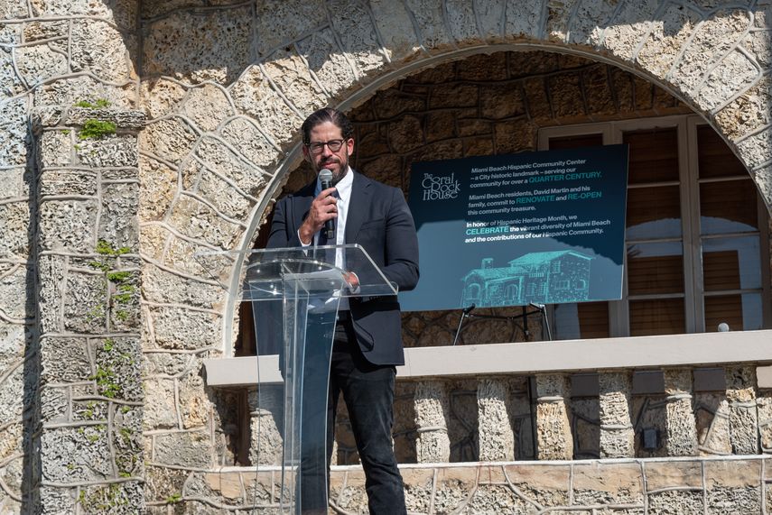 El urbanizador de Miami Beach, David Martin, habla durante la entrega del donativo al Centro Comunitario Hispano de esa ciudad.