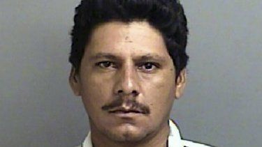 En esta imagen sin fecha difundida por el FBI (Houston) se ve a Francisco Oropeza, quien está acusado de asesinar a cinco de sus vecinos el viernes 28 de abril de 2023, en la comunidad rural de Cleveland, Texas. (FBI via AP)