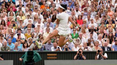 Ons Jabeur patea la pelota tras no poder devolver una volea de Aryna Sabalenka en las semifinales del torneo de Wimbledon, el jueves 13 de julio de 2023, en Londres.&nbsp;