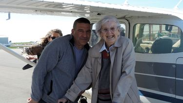 Mildred Milly Reeves, de 97 años, luego de cumplir su sueño de volar un aeroplano.