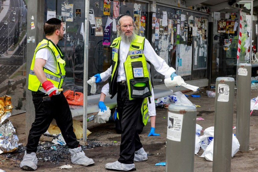 Miembros de los servicios de emergencia ZAKA de Israel recogen muestras en el lugar de un tiroteo en el cruce de la carretera Ramot, en Jerusalén Oriental, anexionada por Israel, el 8 de septiembre de 2025. Hombres armados palestinos abrieron fuego en una parada de autobús en Jerusalén Oriental, anexionada por Israel, el 8 de septiembre, matando a cinco personas e hiriendo a varias más. El servicio de emergencias israelí Magen David Adom (MDA) informó de cinco muertos en el tiroteo, actualizando la cifra anterior de cuatro. La policía informó de la muerte de los dos hombres armados.&nbsp;
