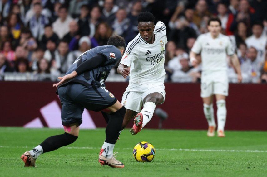 El brasileño Vinicius, del Real Madrid, encara al defensor del Rayo Vallecano, Andrei Ratiu, durante un partido entre ambos clubes, el 9 de marzo de 2025.