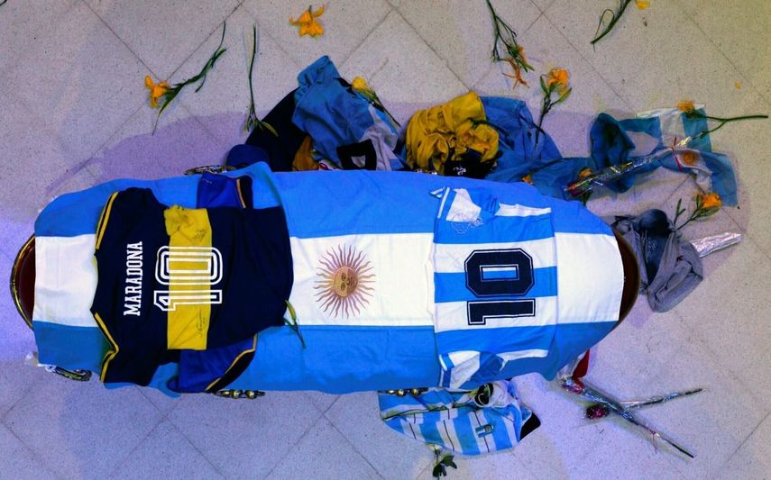 En esta foto del 26 de noviembre de 2020, suministrada por la presidencia de Argentina, el féretro con el cuerpo de Diego Maradona yace dentro del palacio presidencial en Buenos Aires.&nbsp;