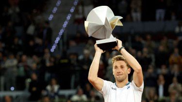 El noruego Casper Ruud posa con su trofeo tras vencer al británico Jack Draper durante la final individual del torneo de tenis ATP Tour Madrid Open 2025 en la Caja Mágica de Madrid, el 4 de mayo de 2025.&nbsp;