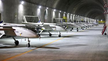 Imagen de archivo proporcionada por el ejército iraní el 28 de mayo de 2022 muestra, según se informa, vehículos aéreos militares no tripulados (drones) en una base subterránea en un lugar no revelado en Irán.