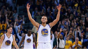 Curry y los Warriors parecen no tener rival este año en la NBA. (EFE)