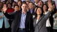 Keiko Fujimori saluda a la prensa después de aceptar la derrota en las elecciones presidenciales acompañada de su esposo Mark Villanella, en Lima, Perú, el 10 de junio de 2016. La Corte Suprema de Perú rechazó el jueves 23 de junio de 2022 retornar a prisión a Fujimori, investigada por presunto lavado de activos.
