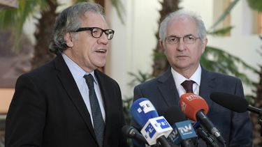 El secretario general de la OEA, Luis Almagro, junto al dirigente opositor venezolano, Antonio Ledezma.